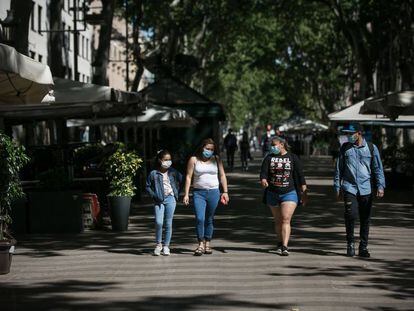 Una família passeja per la Rambla de Barcelona.