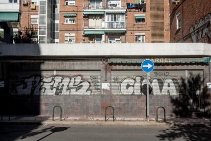 Comercio cerrado en el barrio de San Blas. Este tipo de locales son los que se están vendiendo para reconvertirlos en viviendas.