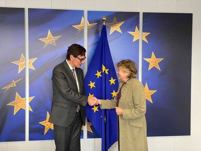 Salvador Illa (PSC) con la comisaria europea Elisa Ferreira durante su viaje a Bruselas.