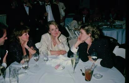Sally Field, Meryl Streep y Jessica Lange en una fiesta post-Oscar celebrada en el restaurante Spago's de Los Ángeles en 1986.