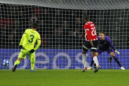 Piqué marca el segundo gol del Barcelona ante el PSV.