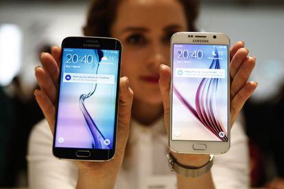 El nou Galaxy S6 Edge, a l'esquerra, i el Galaxy S6.
