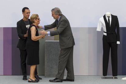 Gorka Postigo y María González Corbacho, madre de David Delfín, recogen a título póstumo el Premio Nacional de Diseño de Moda de las manos del ministro de Cultura, Íñigo Méndez de Vigo, en julio de 2017.