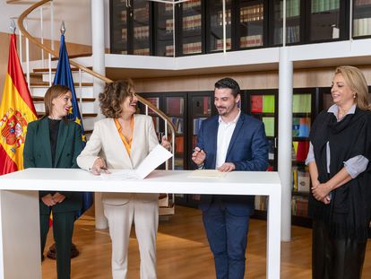 La ministra de Hacienda en funciones y vicesecretaria general socialista, María Jesús Montero, rubrica con el secretario de Organización de Coalición Canaria (CC), David Toledo, en presencia de la diputada de CC Cristina Valido el pacto del gobierno con este partido.