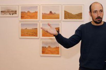 El fotógrafo José Guerrero, con algunas de las obras expuestas.