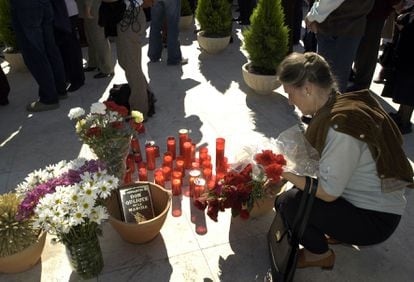 Una mujer enciende una vela sobre la Fosa 702 en el cementerio de San Eufrasio de Jaén en un acto en 2005.