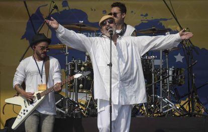 El cantante Miguel Bosé durante su actuación en el concierto 'Venezuela Aid Live'.