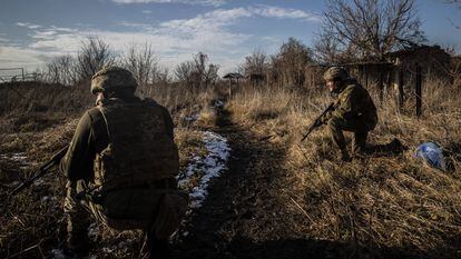 Soldados ucranios en la línea de frente cerca de Pisky, la región del Donbás (Ucrania), en diciembre.
