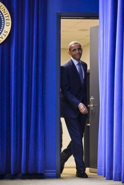 Barack Obama llega a la conferencia de prensa que ofreció ayer en la Casa Blanca, en Washington.