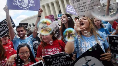 Activistas contra el aborto celebran la decisión del Supremo a las puertas de la sede del tribunal, este viernes en Washington.