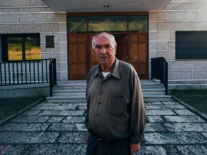 El alcalde de Beade, Senén Pousa, en la puerta de la alcaldia donde es regidor desde el año 1974, y que se presenta a la reelección como independiente después de que el PP de Galicia lo quitara de la lista.