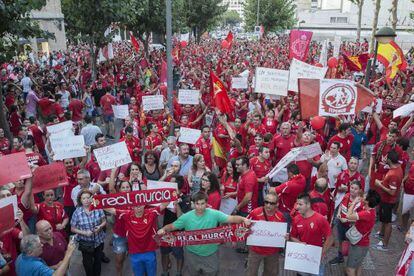 Manifestación en Murcia contra el descenso del equipo. 