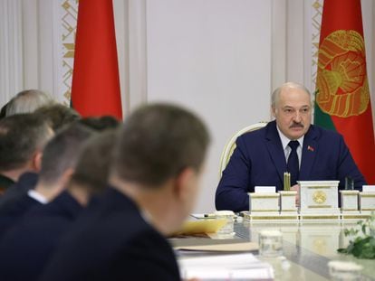 El presidente bielorruso, Aleksandr Lukashenk, reunido en el Consejo de Ministros, este jueves en Minsk.