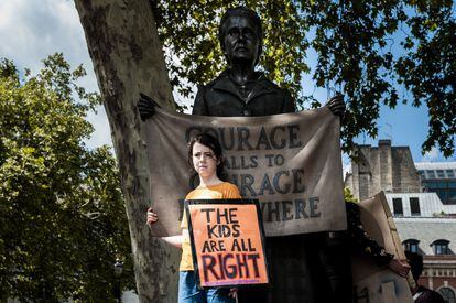 Bajo el sol de Parliament Square (Londres) había miles de pancartas: "Los niños están bien", "¿Dónde coño está el Gobierno?", "Esto es la democracia". Ivy, una de las estudiantes, declaraba: "Estoy aquí porque no creo que tenga sentido tener una educación si no hay futuro. Me frustra mucho saber que las únicas personas que de verdad se preocupan son las que no pueden votar". Londres, 22 de mayo de 2019.