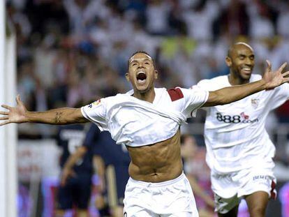 Luis Fabiano corre hacia el banderín de córner para festejar su gol, el segundo del Sevilla, mientras Kanouté intenta alcanzarle para abrazarse con él.
