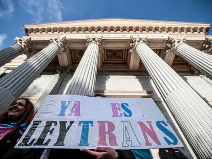 Pancarta a favor de la 'ley trans', el día de su votación en el Congreso.