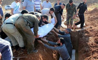 Fotograf&iacute;a difundida por la oposici&oacute;n del entierro de un hombre en Bab Amro.