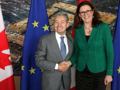El ministro de Comercio de Canadá, Francois-Philippe Champagne, saluda a la comisaria europea de Comercio, Cecilia Malmstrom.