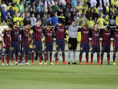 Los jugadores del Bar&ccedil;a guardan un minuto de silencio por la muerte de Tito Vilanova