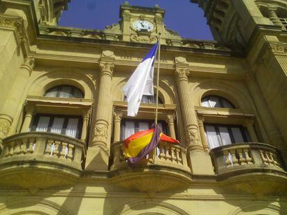 El Ayuntamiento de San Sebastián luce la bandera republicana en su fachada en el día de la II República.
