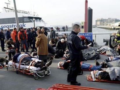 La polic&iacute;a y los servicios de emergencia ayudan a los heridos del transbordador que colision&oacute; contra un muelle de Manhattan.