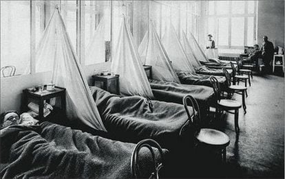 Soldados estadounidenses afectados por la gripe española de 1918 en un hospital de campaña del ejército de EE UU en Francia.