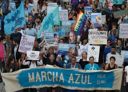 "marcha azul por el clima" celebrada este jueves en Lisboa cerca del Altice Arena. 