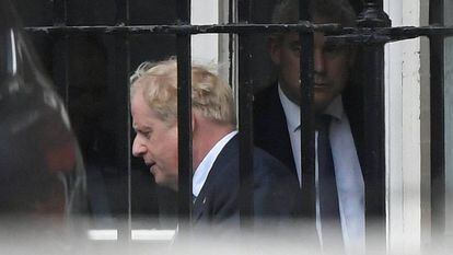 El primer ministro británico en la entrada trasera de Downing Street, este lunes.