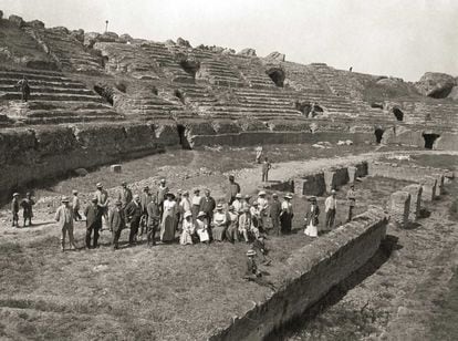 Visitantes en el anfiteatro romano de Itálica, en Santiponce (1914-1919).