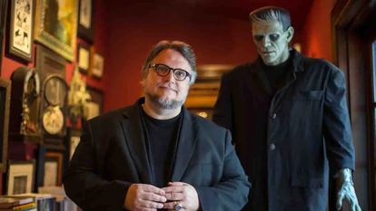 Guillermo del Toro, en la sala de su casa de coleccionista dedicada a Frankenstein.
