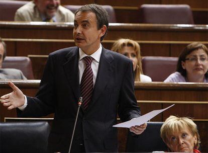 El presidente del Gobierno, José Luis Rodríguez Zapatero, responde en el pleno del Congreso.
