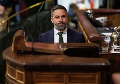 El líder de Vox, Santiago Abascal, sube a la tribuna de oradores para defender la moción de censura contra el presidente del Gobierno, Pedro Sánchez. 