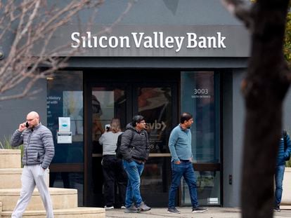 Empleados fuera de la sede cerrada de Silicon Valley Bank, el 10 de marzo, en Santa Clara, California.