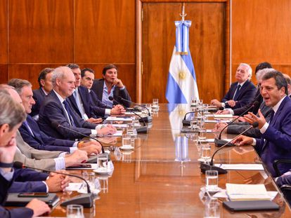 El ministro de Economía de Argentina, Sergio Massa (en el centro a la derecha) se reúne con los directivos de los bancos que tienen bonos de deuda en pesos, en Buenos Aires, el 6 de enero de 2023.