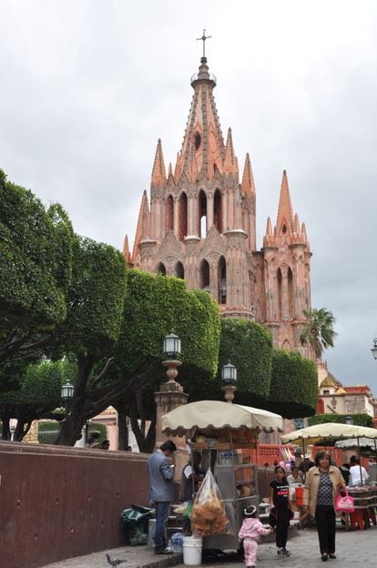 Fachada de San Miguel de Arcángel desde el Jardín Allende, en San Miguel de Allende, Guanajuato (México).
