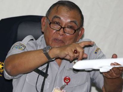 El jefe del Comit&eacute; Nacional para la Seguridad en el Transporte de Indonesia, Tatang Kurniadi, durante la rueda de prensa.