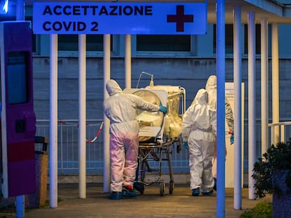Trabajadores en una unidad de cuidados intensivos en el hospital Gemelli de Roma