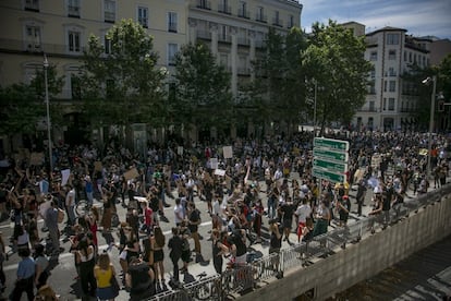 La gran afluencia en los alrededores de la Embajada de Estados Unidos en Madrid hizo imposible que los participantes guardaran la distancia de seguridad para evitar un posible contagio de coronavirus, motivo por el que las autoridades habían autorizado una concentración.