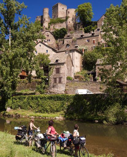 'Biciperegrinas' en la localidad francesa de Belcastel, departamento de Aveyron, en el Camino Francés.