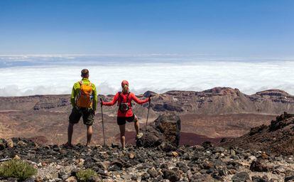 Dos senderistas en el parque nacional del Teide, en Tenerife.  
 