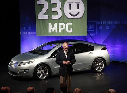 El director ejecutivo de General Motors, Fritz Henderson, en la presentación de la gran esperanza de la compañía, su nuevo modelo Chevrolet Volt