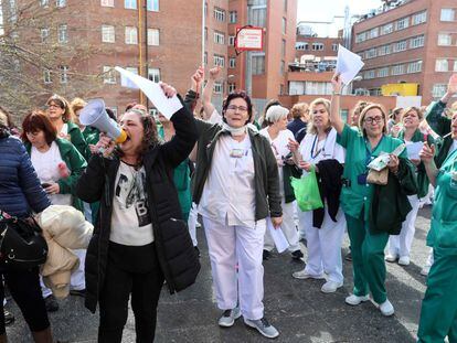 Trabajadoras de la limpieza del Hospital Clínico protestan este miércoles por la sanción a cuatro de ellas por denunciar la falta de material para realizar su labor.