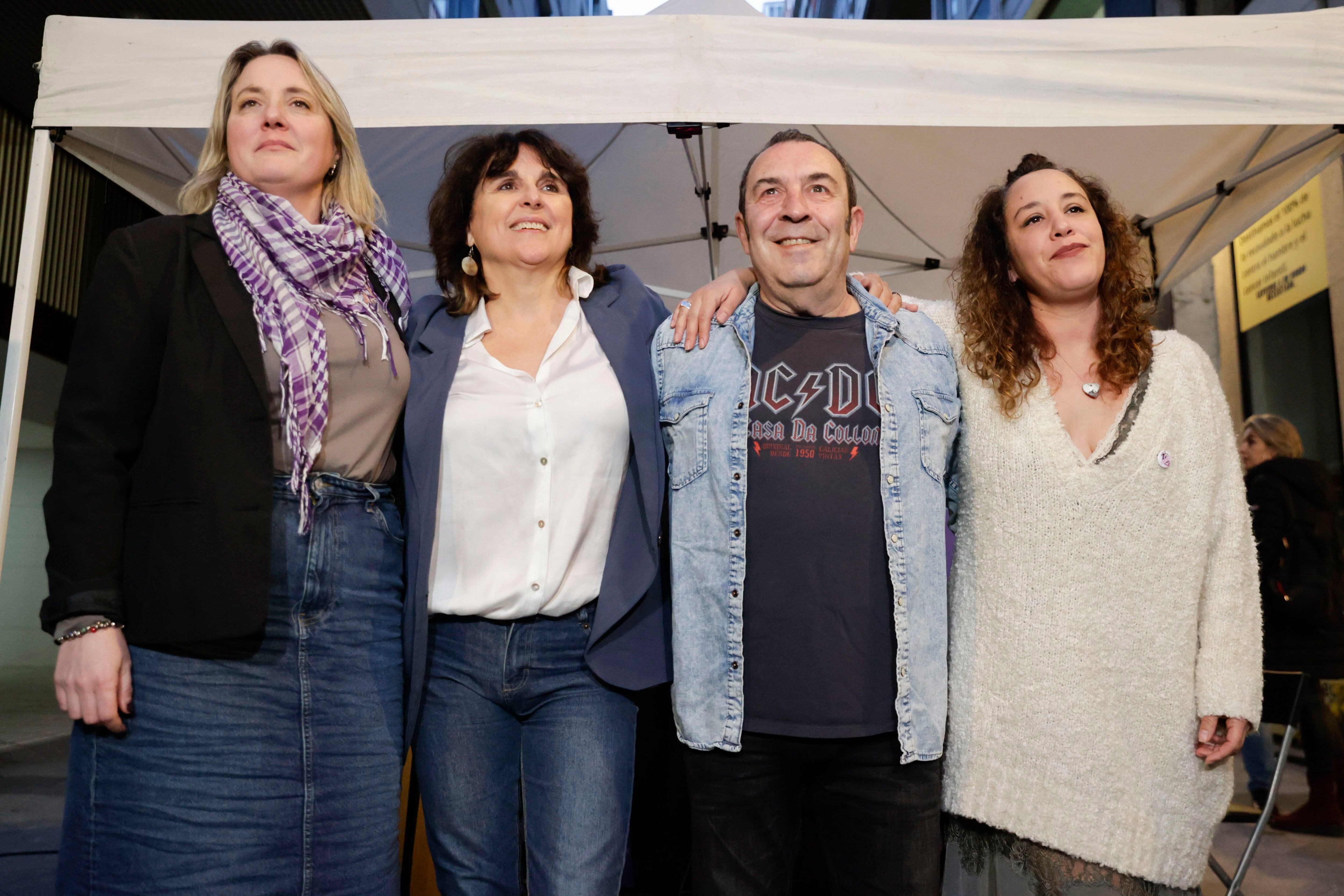 La candidata de Podemos a la presidencia de la Xunta de Galicia, Isabel Faraldo (segunda por la izquierda), junto a cabezas de lista provinciales de su formación, este viernes, en A Coruña.
