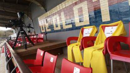 Los asientos reservados a los 'Jordis', en el estadio de fútbol de Olot.