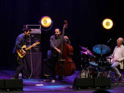 El guitarrista Julian Lage, este jueves durante su concierto en Getxo.