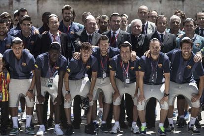 Los jugadores del Barcelona ante el Muro de las Lamentaciones.