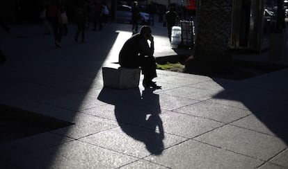 La silueta de un hombre y su sombra.