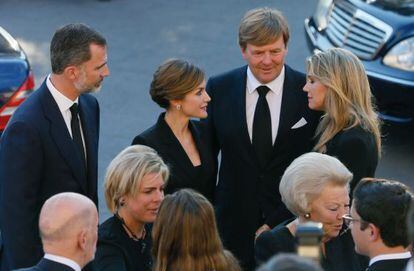 Los reyes Felipe y Letizia conversan con los reyes Guillermo y Máxima de Holanda, a su llegada al funeral ortodoxo .