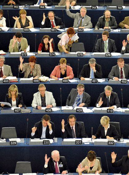 Los diputados del Parlamento Europeo votan en una sesión plenaria en Estrasburgo en junio de 2008.