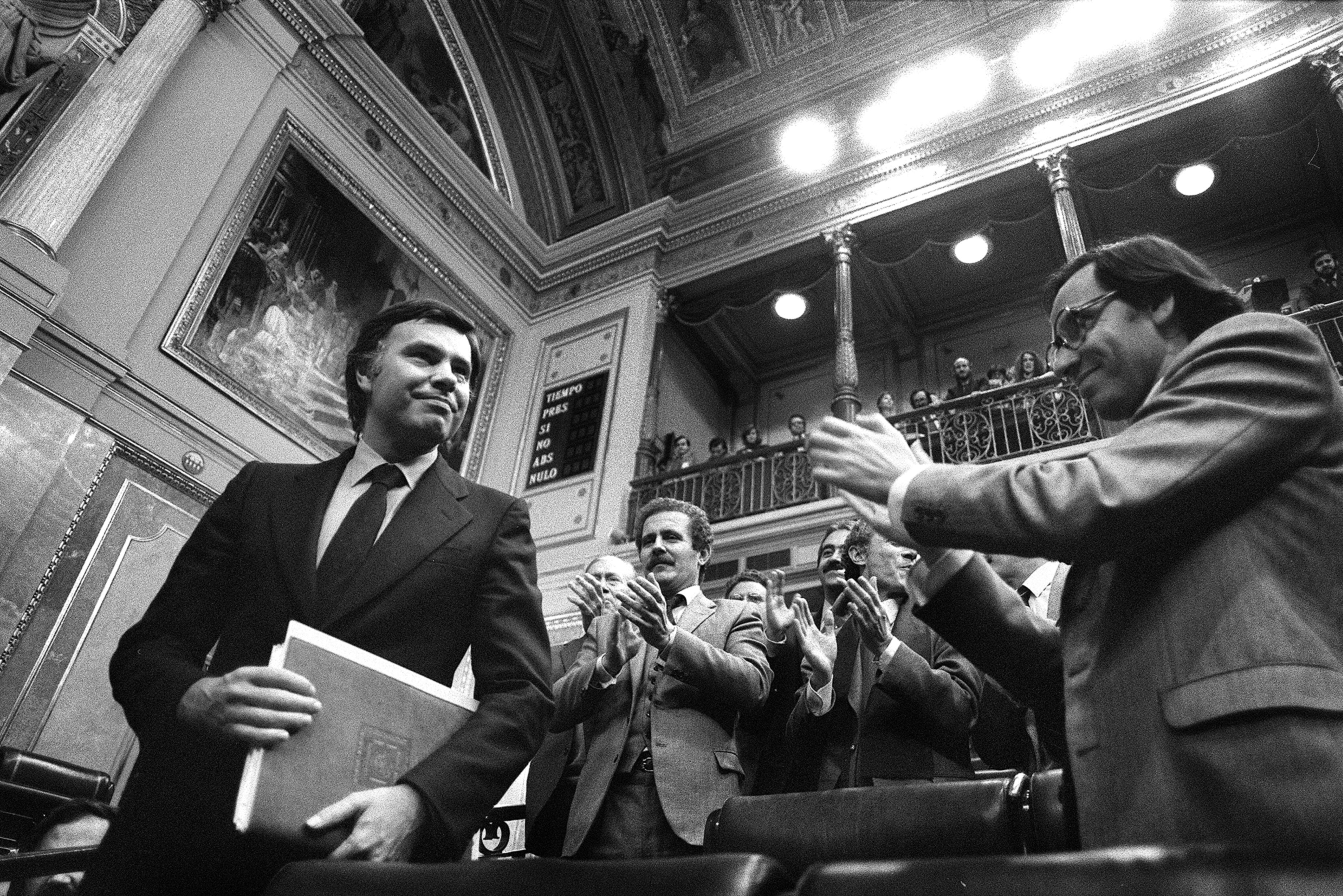 Alfonso Guerra y el resto de diputados del PSOE aplauden a Felipe González durante la sesión del Congreso en la que fue investido presidente del Gobierno, el 1 de diciembre de 1982. 
